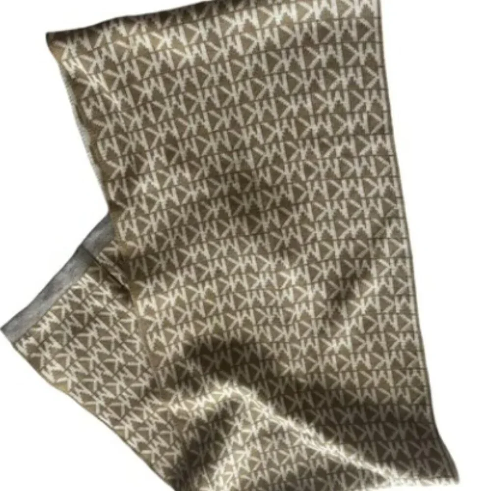 NWOT MICHAEL KORS MONOGRAM SCARF CREAM/GOLD